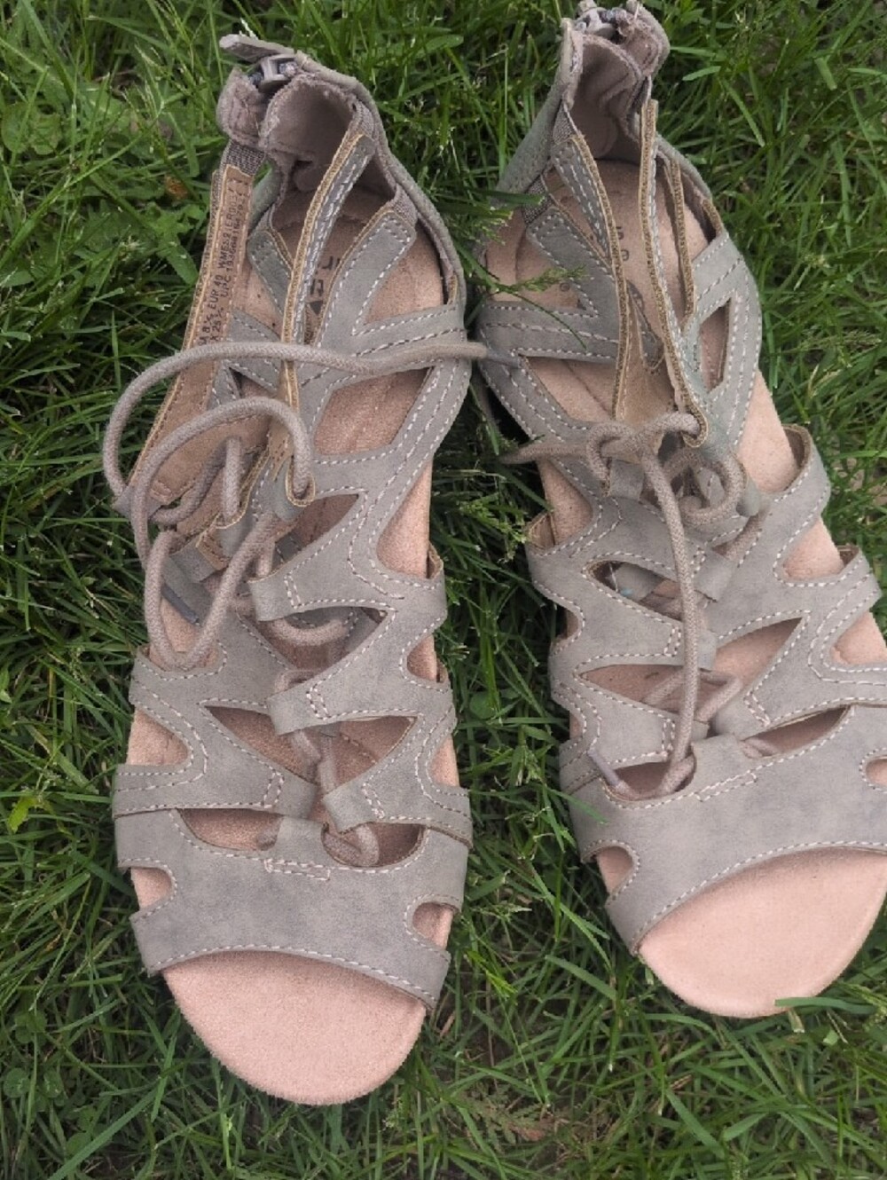 Eart Origins Gladiator Cutout Sandals in Taupe Gray Suede New - Picture 3 of 5